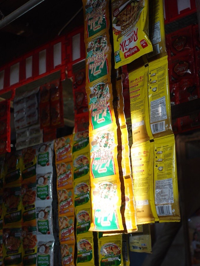 Renteng bumbu instan dan penyedap tergantung di warung