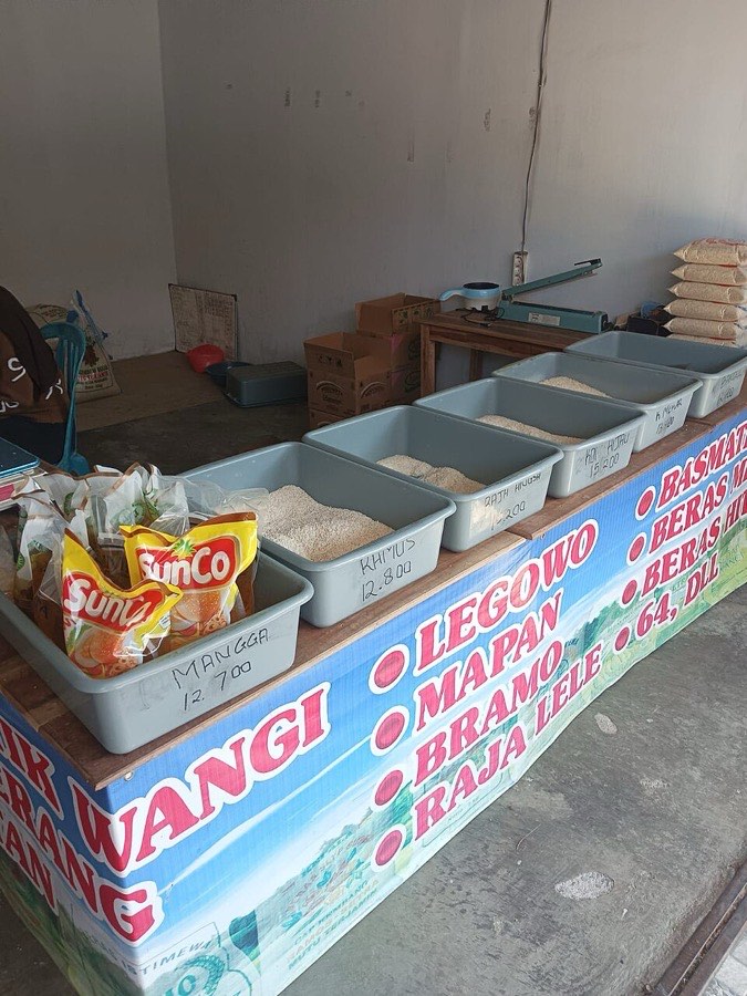 Beberapa jenis beras curah dalam wadah di toko sembako